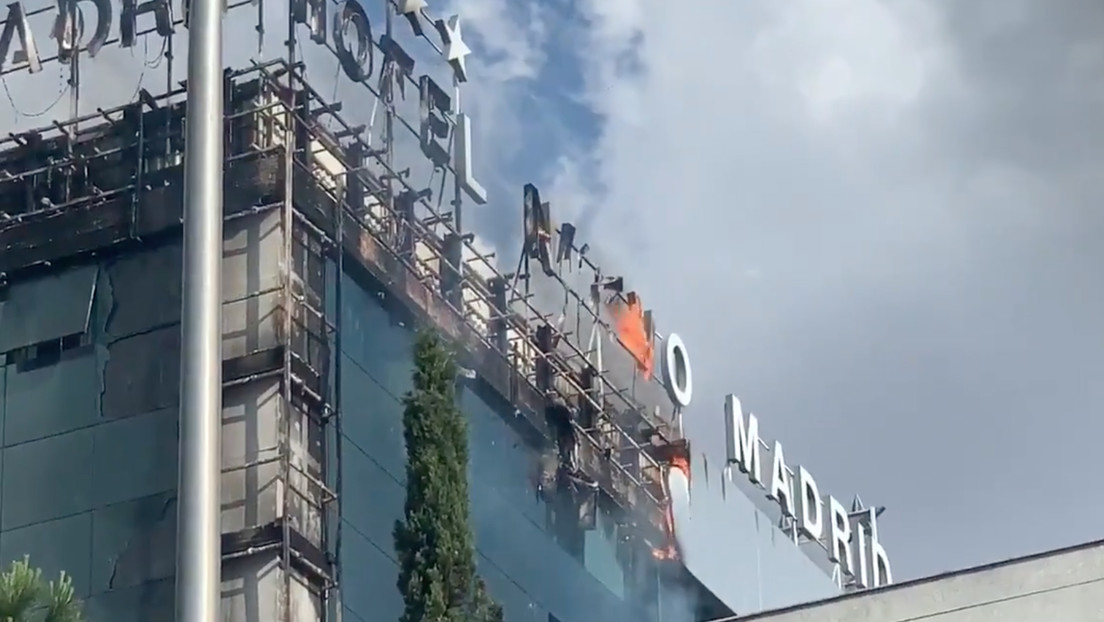 Un espectacular incendio afectó a un hotel de Madrid (VIDEOS)