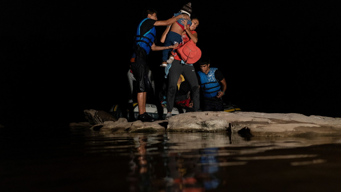 VIDEO: Rescatan a un grupo de migrantes que casi se ahogan mientras cruzaban el río Grande de México hacia EE.UU.