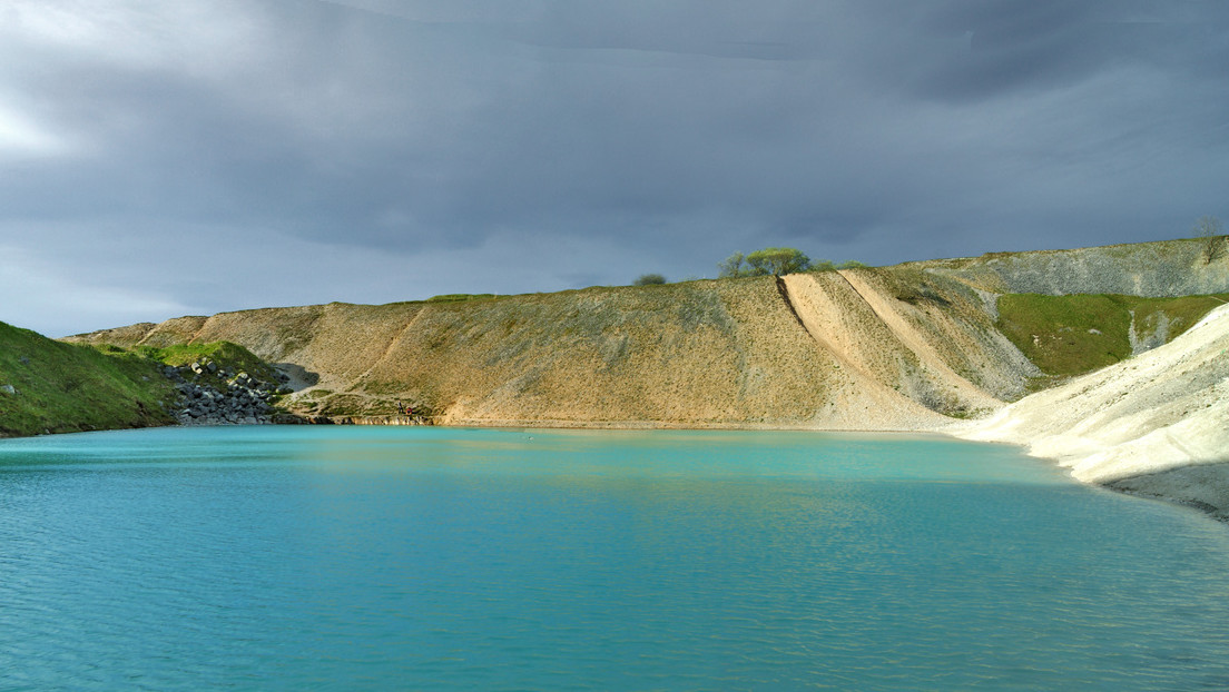Una atractiva laguna de aguas azul turquesa cautiva a turistas, pero advierten no nadar en ella por ser tóxica