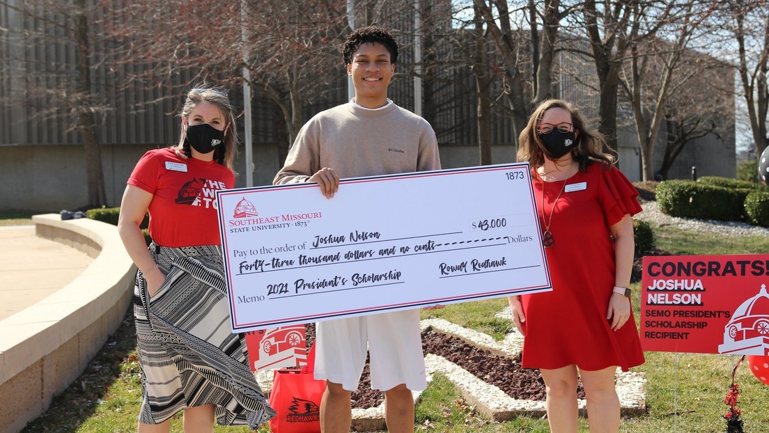 Un joven que ahorró varios años para pagarse la universidad dona el dinero a otros adolescentes necesitados en EE.UU.