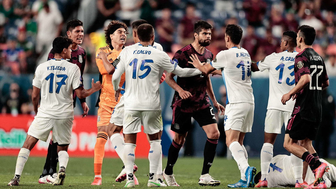 Detienen el partido de fútbol entre México y Costa Rica ante los gritos discriminatorios de parte de los aficionados
