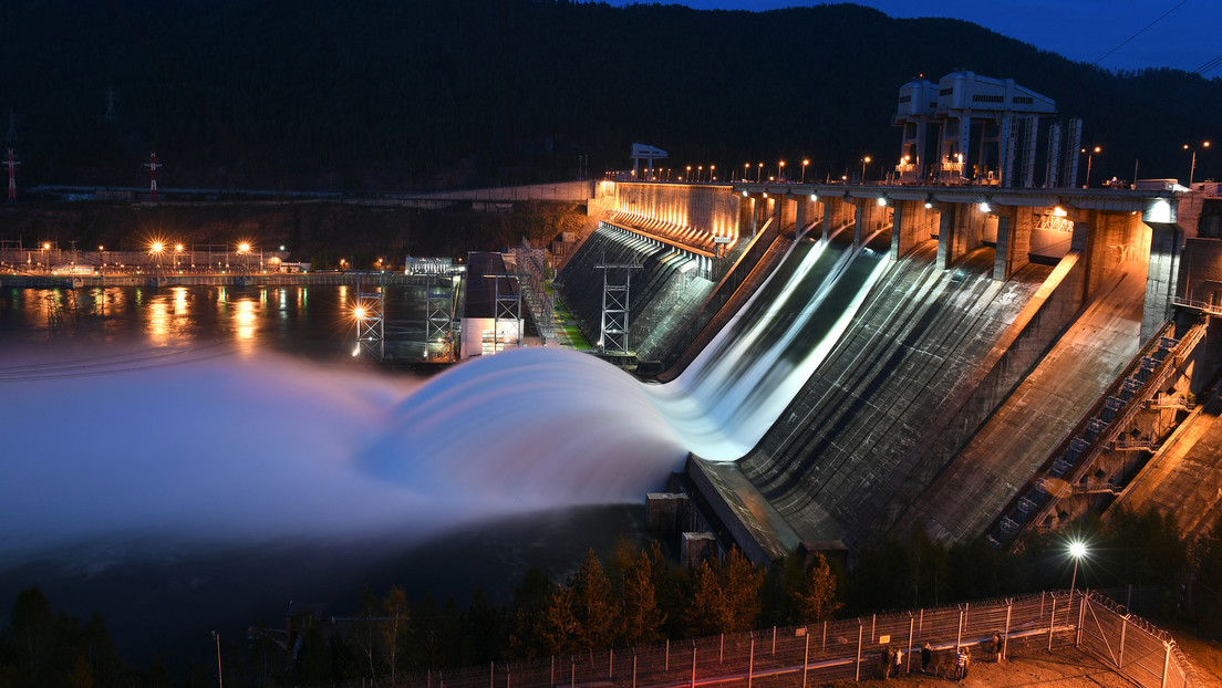 "Esto sucede una vez por siglo": una presa hidroeléctrica de Rusia aumenta la descarga de agua por el derretimiento récord de nieve (VIDEO)