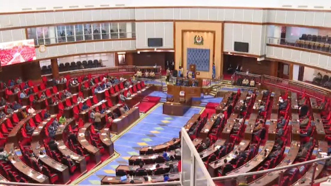 FOTOS: Expulsan a una diputada de una sesión parlamentaria por sus pantalones ajustados, mandándola a "vestirse bien", y desatan polémica en Tanzania