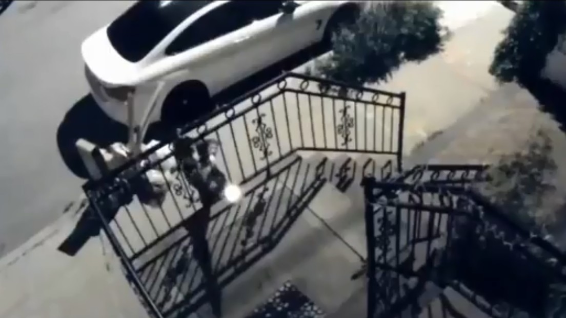 VIDEO: Una cámara graba el momento en que un hombre dispara contra una puerta abierta de una casa en EE.UU., matando a un niño de 10 años