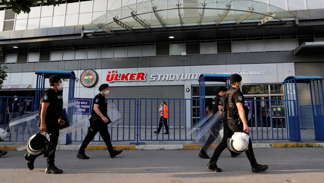 Condenan a más de 1.000 años de prisión a dos personas por conspirar contra uno de los gigantes del fútbol turco