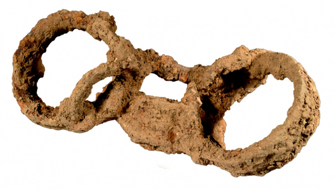Descubren un esqueleto enterrado con grilletes en Reino Unido, una inusual evidencia de la esclavitud en la provincia romana de Britania