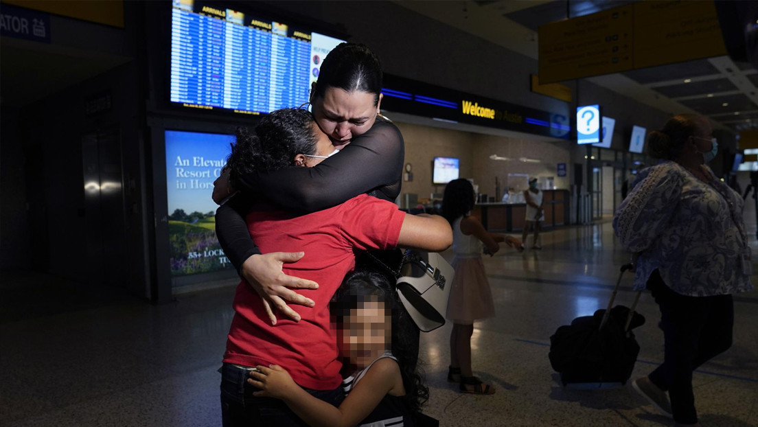 Una madre migrante se reencuentra con su hija tras seis años separadas, luego de ver imágenes de la menor en la frontera entre EE.UU. y México