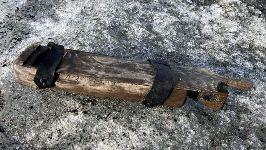 Arqueólogos abren una caja de madera encontrada en un glaciar noruego y hallan 'tesoros' de 500 años de antigüedad