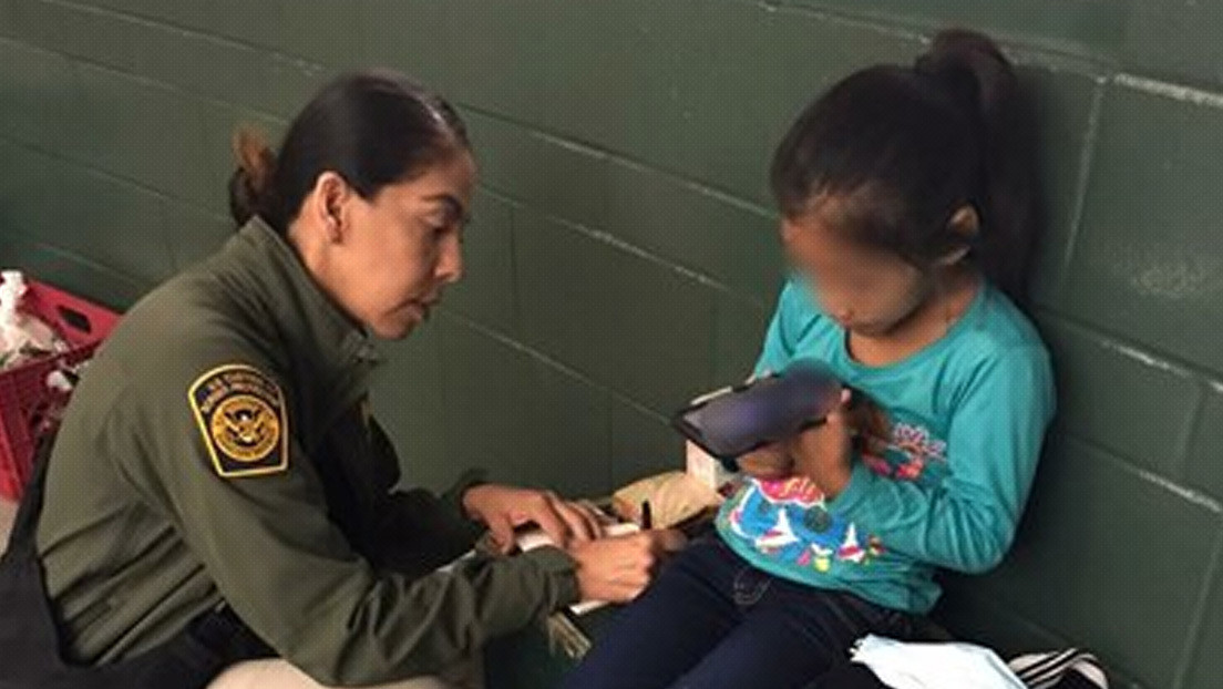 VIDEO: Encuentran a una niña migrante de 5 años abandonada cerca del muro fronterizo en EE.UU.