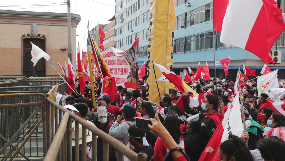 Manifestaciones en Perú a la espera de los resultados de la reñida elección presidencial