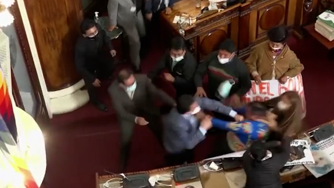 VIDEO: Un debate sobre la detención de Jeanine Áñez desemboca en una pelea a puñetazos en la Asamblea de Bolivia