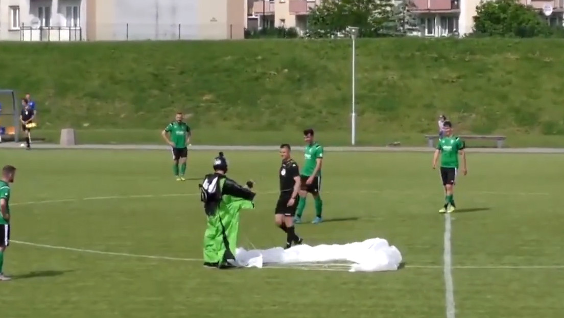 VIDEO: Un inesperado aterrizaje de un paracaidista interrumpe un partido de fútbol