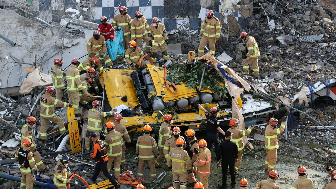 Un edificio en demolición mata al menos a 9 personas tras aplastar un autobús en Corea del Sur (FOTOS, VIDEO)