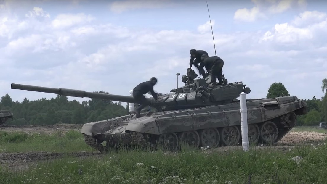 VIDEO: Tanques rusos adscritos a la Flota del Báltico destruyen objetivos en movimiento