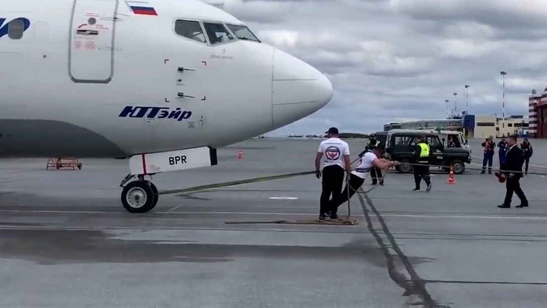 VIDEO: Un ruso arrastra un avión de 40 toneladas y bate el récord del país