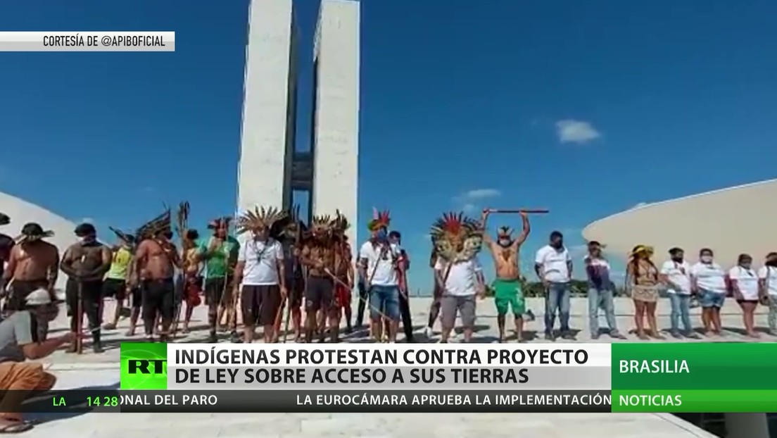 Indígenas brasileños protestan contra un proyecto de ley sobre el acceso a sus tierras