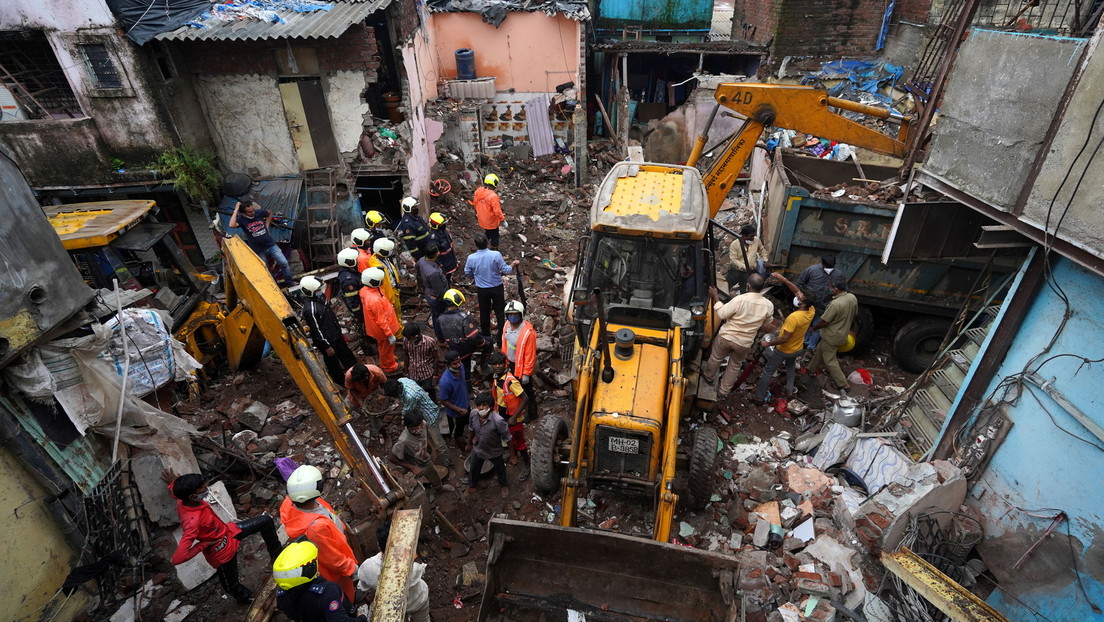 VIDEO: Derrumbe de un edificio de viviendas en Bombay deja al menos once muertos, 8 de ellos niños