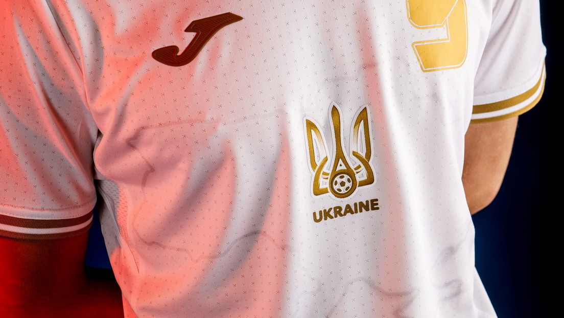 Ucrania desafía a la UEFA con un lema nacionalista en el uniforme de su selección