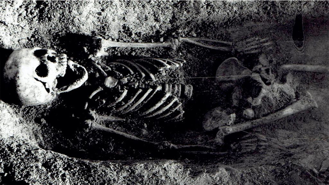 Una niña enterrada con un pinzón en su boca crea confusión entre los arqueólogos