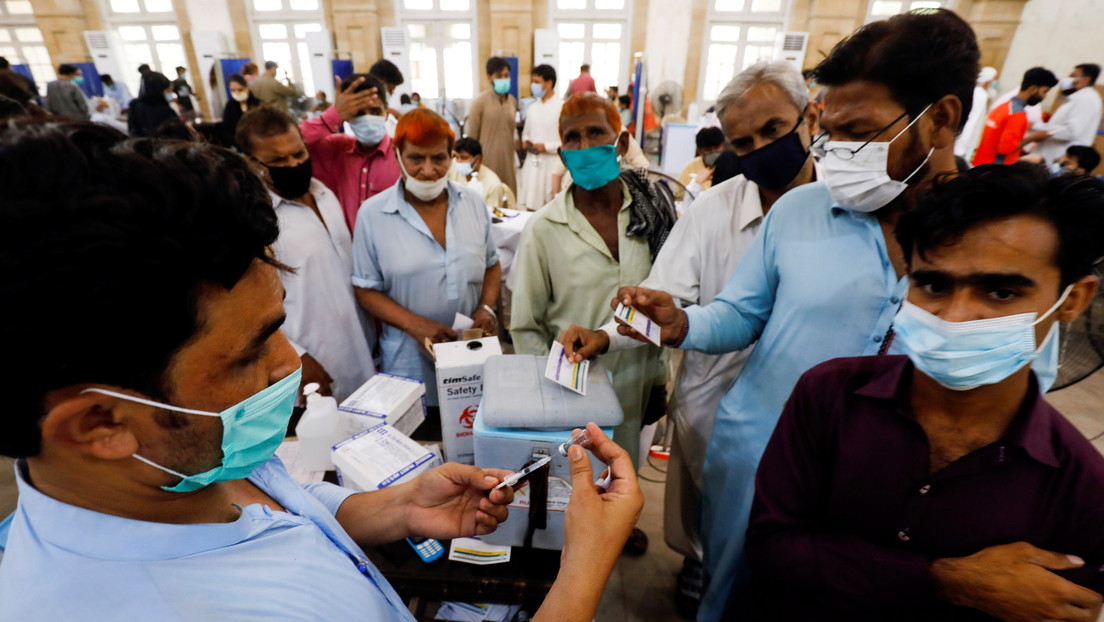 Una región de Pakistán bloqueará las tarjetas SIM de los no vacunados para incentivar la inmunización