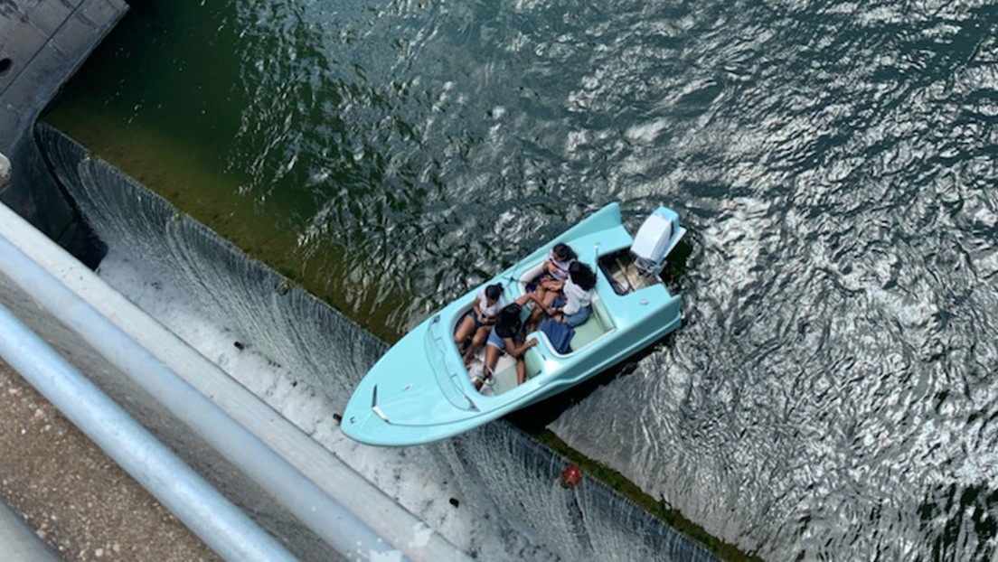 VIDEO: Un bote con 4 personas queda atascado a una altura de varios metros, al borde de una presa en Texas
