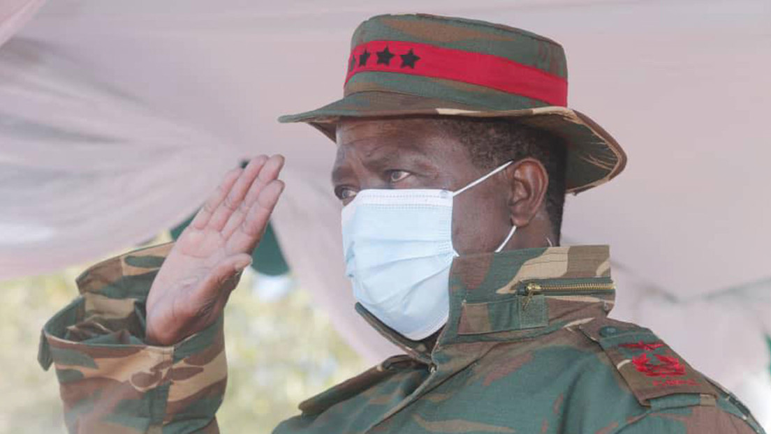 VIDEO: Momento en que el presidente de Zambia se desmaya durante un evento militar