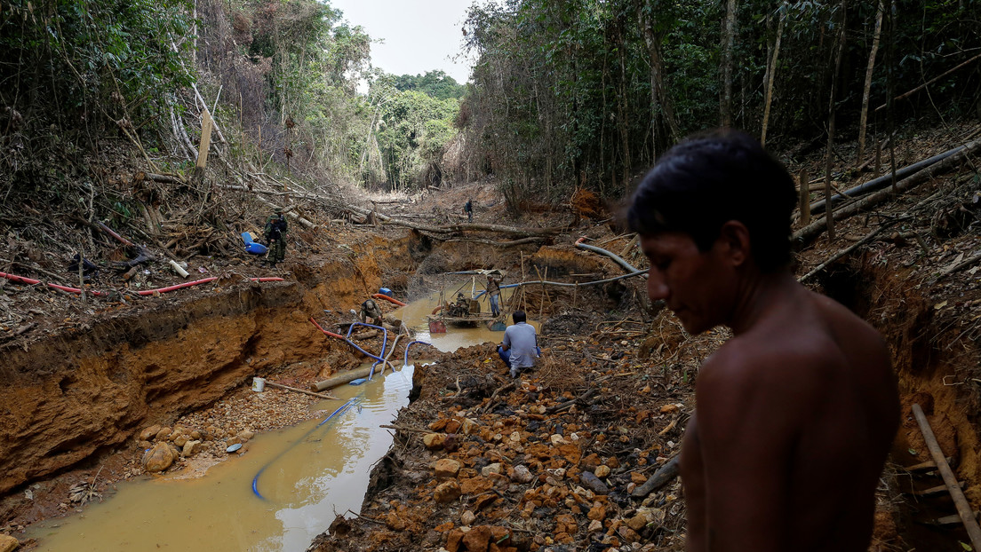 Indígenas yanomami junto a agentes de defensa ambiental ante una mina ilegal. Roraima, 2016