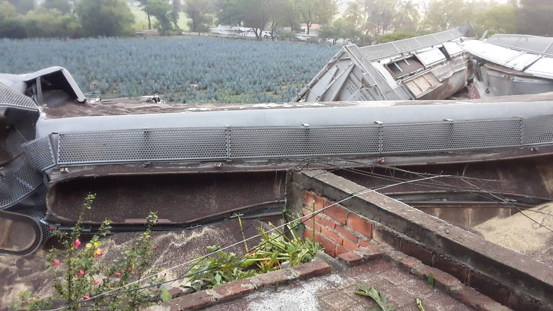 Un muerto y tres heridos tras el descarrilamiento de un tren que impactó contra varias viviendas en México