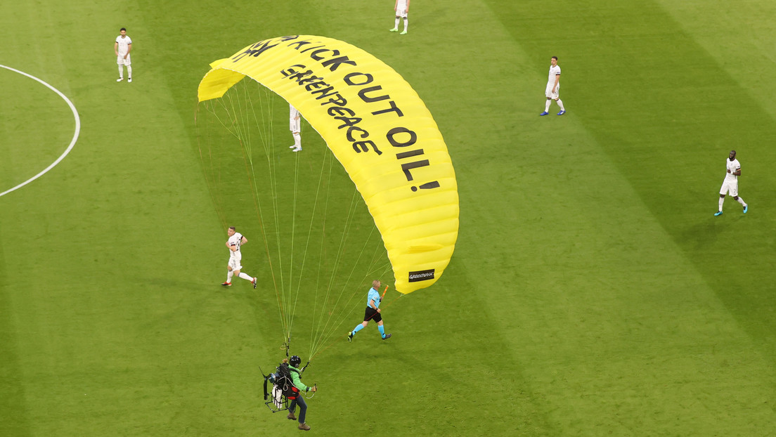 FOTOS: Un activista de Greenpeace se tira en paracaídas a la cancha antes del partido entre Francia y Alemania de la Eurocopa 2020