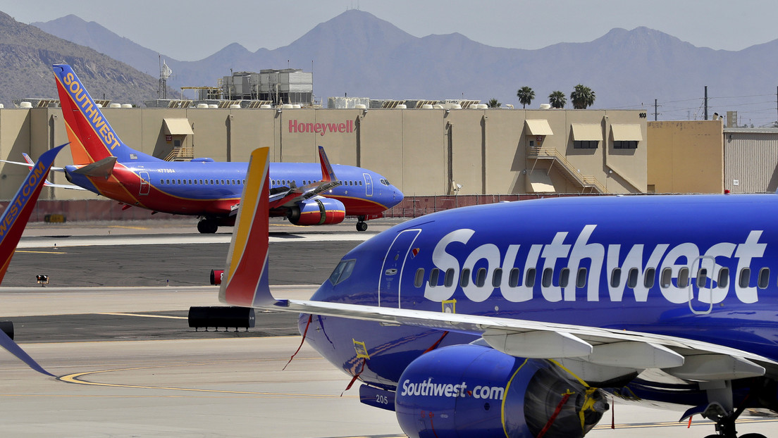 Southwest Airlines cancela unos 500 vuelos y retrasa más de 1.100 debido a problemas informáticos