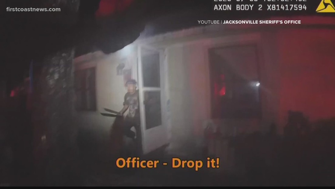 Video de una cámara corporal muestra el momento en que un agente mata a tiros a un joven de 17 años cuando salía de la puerta con un machete