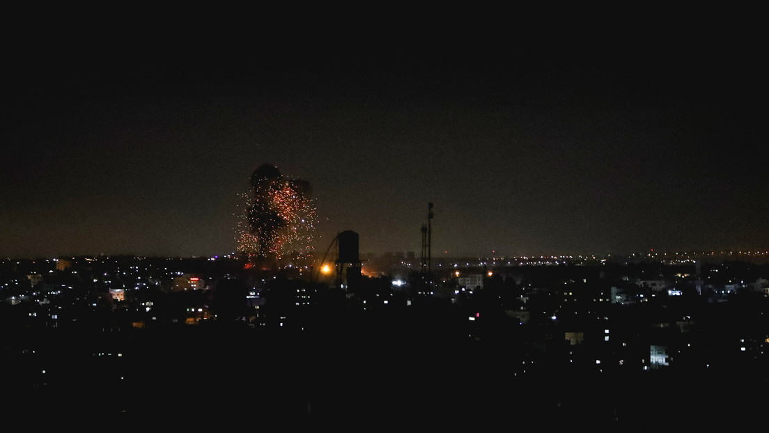 Israel bombardea la Franja de Gaza por segundo día consecutivo en respuesta al lanzamiento de globos incendiarios desde ese territorio
