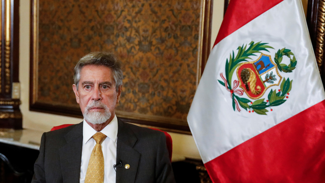 El presidente de Perú pide investigar una carta en la que exmilitares llaman a desconocer una eventual victoria de Pedro Castillo
