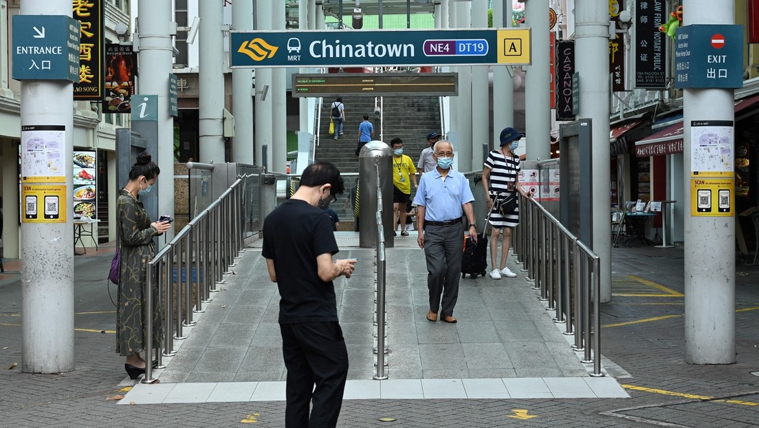 Británico detenido en Singapur por no llevar mascarilla en el metro puede ser condenado a 6 meses de prisión