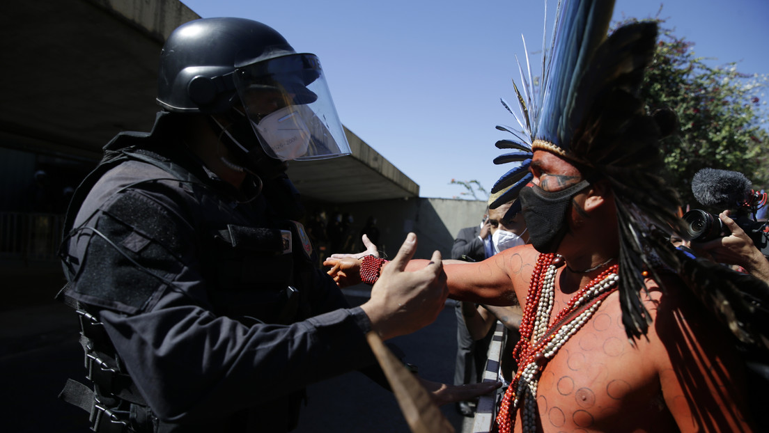 VIDEO: La policía reprime con gases lacrimógenos una protesta indígena en Brasilia que termina con varios heridos