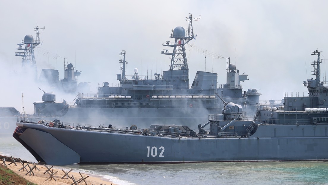 La Flota rusa del mar Negro abre fuego de advertencia tras violar un destructor británico la frontera de Rusia
