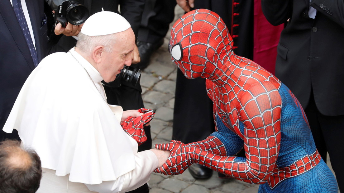 El Hombre Araña visita al papa Francisco en el Vaticano y le regala una máscara de superhéroe (VIDEO)