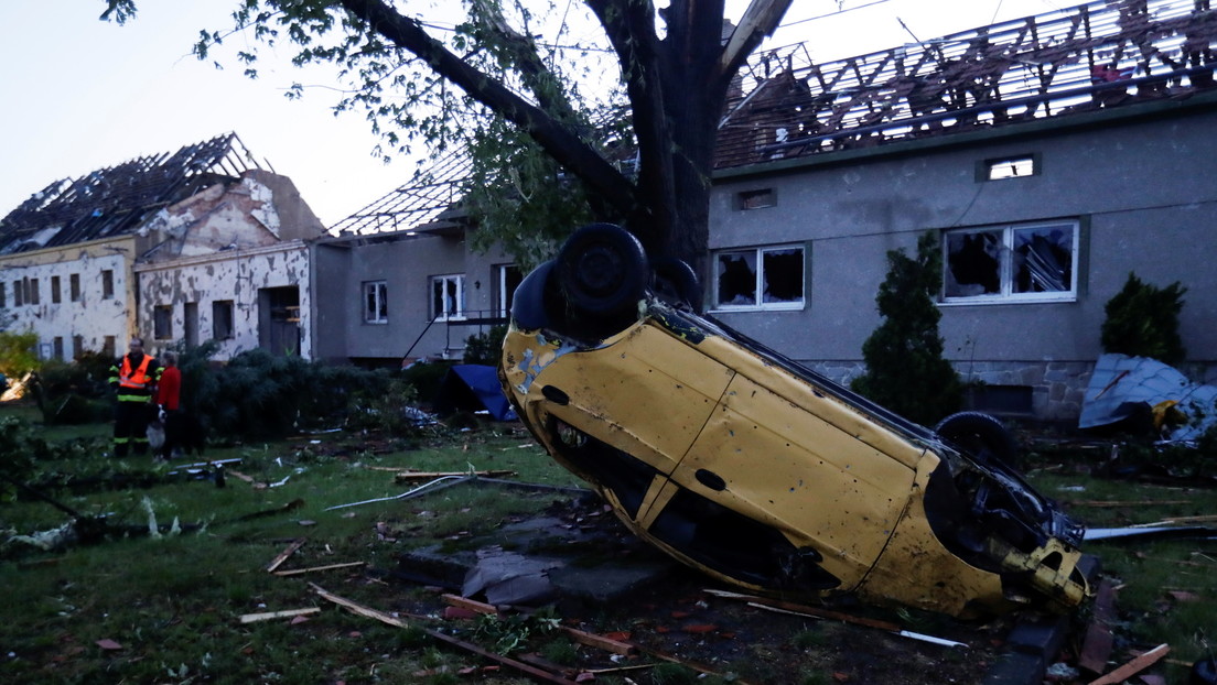 Un tornado arrasa con varias aldeas y deja decenas de heridos en la República Checa (VIDEOS)