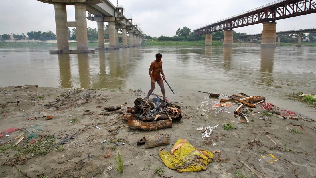 La crecida del Ganges arrastra decenas de cuerpos enterrados en sus orillas durante el pico de muertes por coronavirus en la India