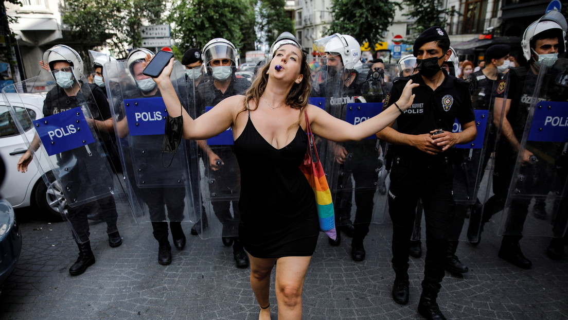 La Policía turca usa gases lacrimógenos para dispersar una marcha del Orgullo no autorizada en Estambul
