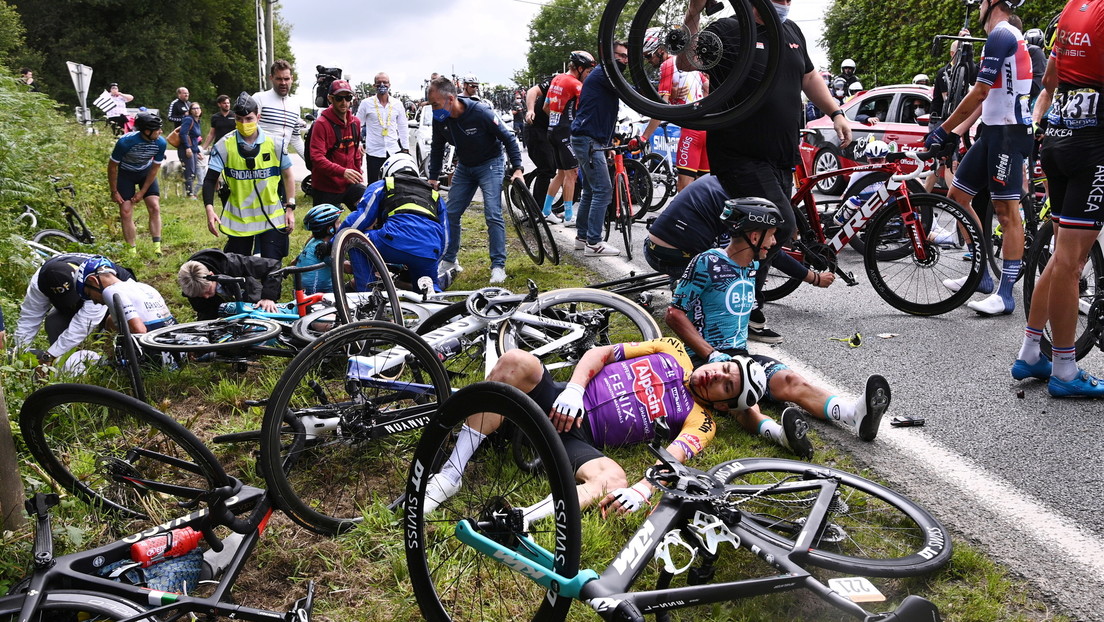 Una espectadora despistada derriba con un cartel a un ciclista del Tour de Francia causando un 'efecto dominó' (VIDEO)
