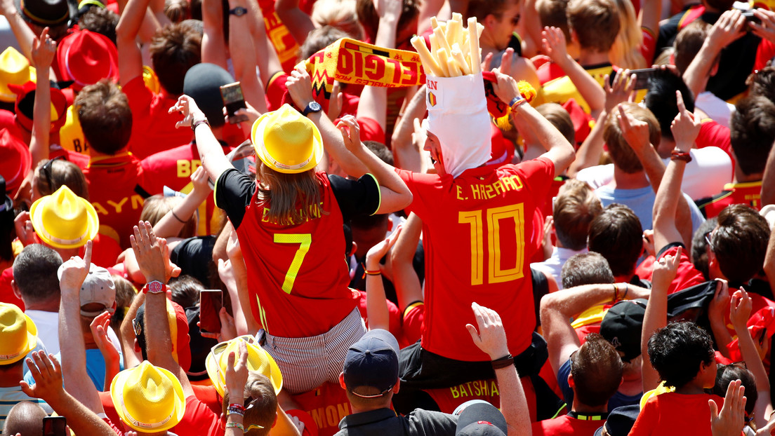 España: La Policía desaloja a unos 60 hinchas de la selección belga que bebían alcohol en un bar de Sevilla