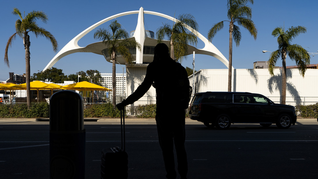 Un hombre salta de un avión en movimiento en el aeropuerto de Los Ángeles