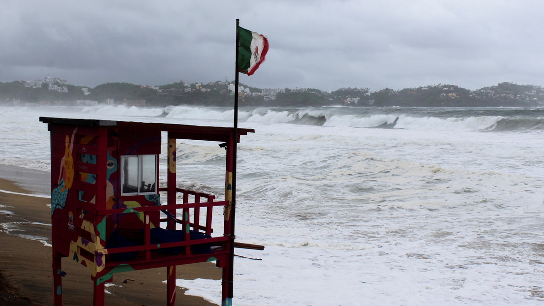 El huracán Enrique se acerca a México y enciende las alarmas en la costa suroeste con lluvias torrenciales e intensos vientos