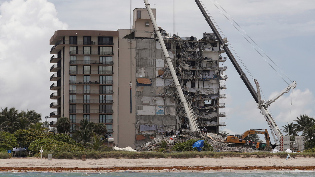 ¿Qué se sabe hasta ahora sobre el derrumbe del edificio residencial en Florida que dejó al menos 11 muertos y más de 150 desaparecidos?