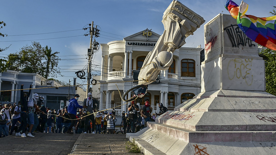 Manifestantes derriban una estatua de Cristóbal Colón en Colombia y arrastran su cabeza por las calles (VIDEO)