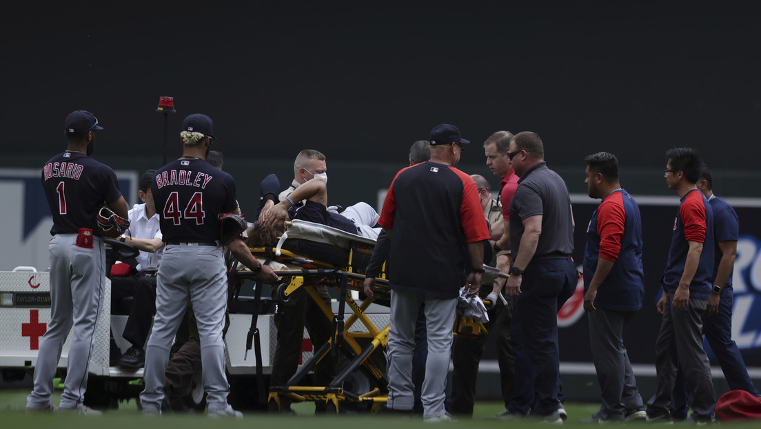 Un jugador de béisbol de la MLB sufre una escalofriante lesión tras chocar con uno de sus compañeros (VIDEO)