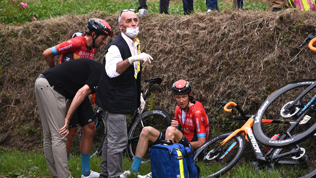 Ciclistas del Tour de Francia detienen la carrera en protesta por las condiciones de la competición, tras la caída masiva que provocó una espectadora