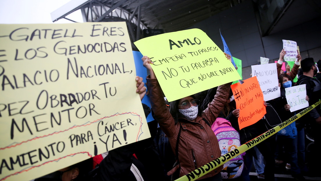 Padres de niños con cáncer protestan en Ciudad de México por la escasez de medicinas y contra los polémicos dichos de López-Gatell