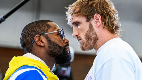 Mayweather promete enseñar a golpes la "diferencia entre el boxeo de YouTube y el de élite" a Logan Paul en un tenso cara a cara
